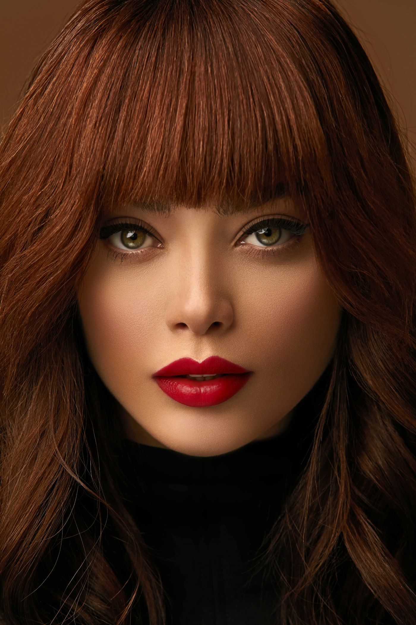 Chevelure auburn brillante et rouge à lèvres intense — la sensualité assumée DDwig